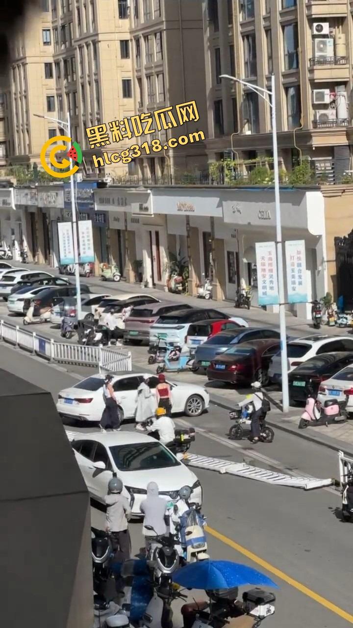 浙C老板去找前妻给娃过生日,现任小仙女当场砸店发疯,一蛋糕糊在孩子脸,现场一群吃瓜群众围观!-15