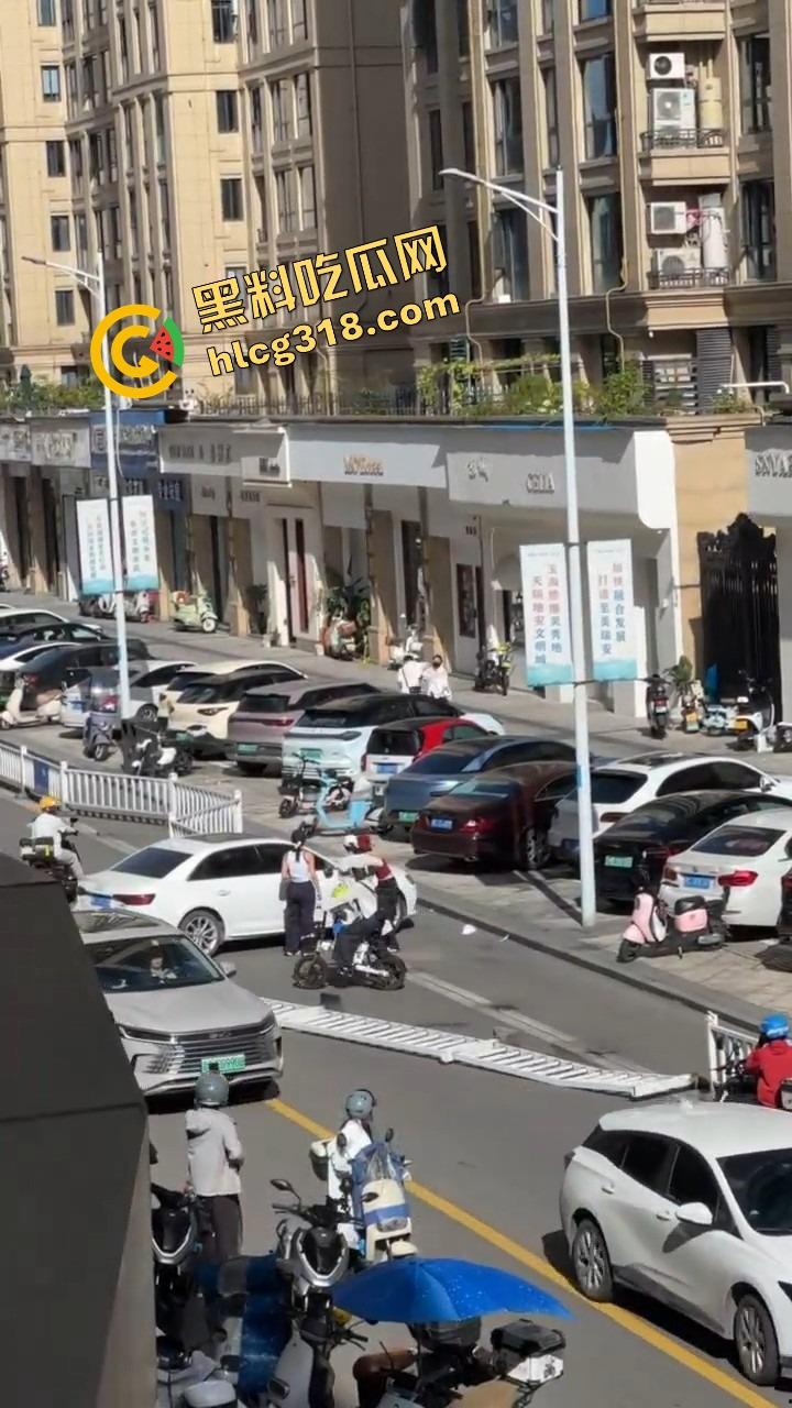 浙C老板去找前妻给娃过生日,现任小仙女当场砸店发疯,一蛋糕糊在孩子脸,现场一群吃瓜群众围观!-16