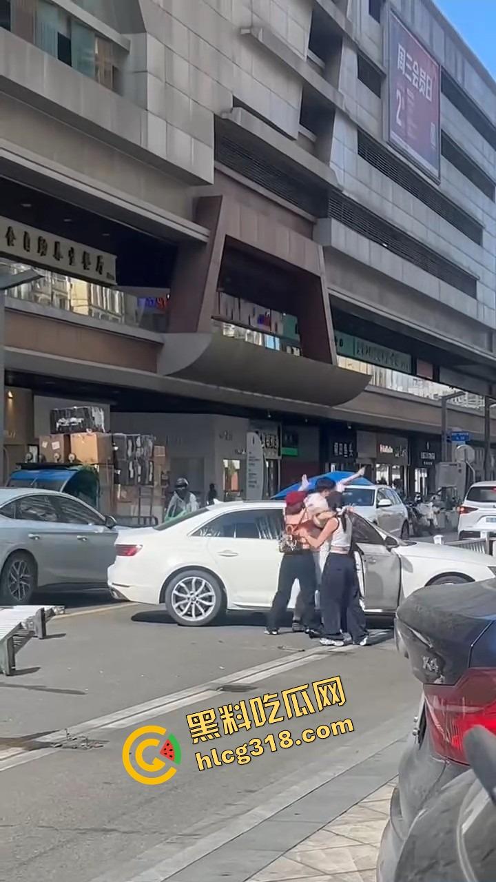 浙C老板去找前妻给娃过生日,现任小仙女当场砸店发疯,一蛋糕糊在孩子脸,现场一群吃瓜群众围观!-18