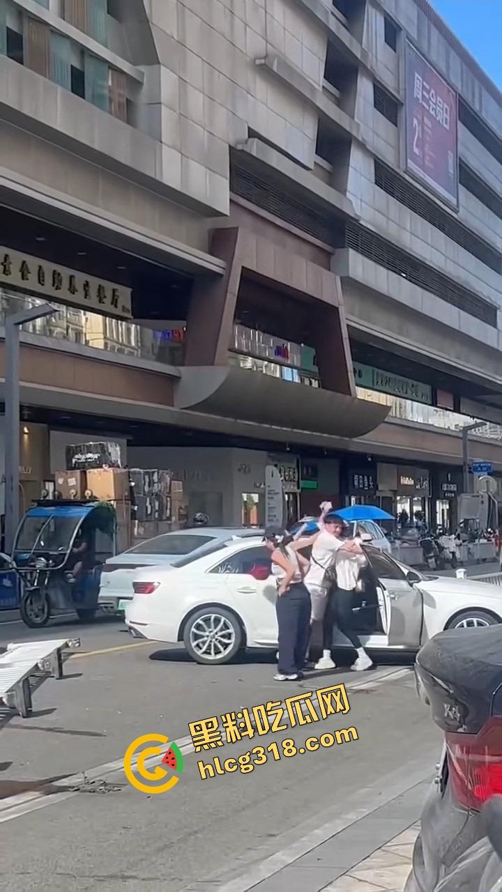 浙C老板去找前妻给娃过生日,现任小仙女当场砸店发疯,一蛋糕糊在孩子脸,现场一群吃瓜群众围观!-19