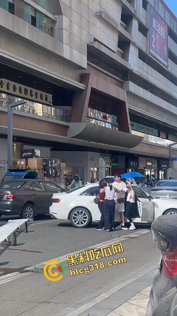 浙C老板去找前妻给娃过生日,现任小仙女当场砸店发疯,一蛋糕糊在孩子脸,现场一群吃瓜群众围观!-20