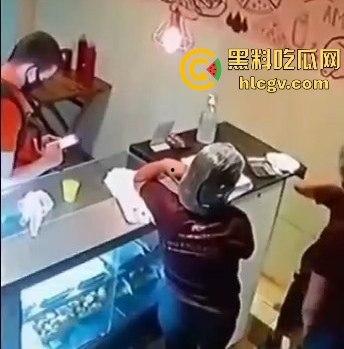 菲律宾夫妇餐厅武装抢劫，遇上下班警察！男子被当场击毙，抢劫计划瞬间翻车！-1