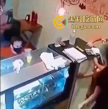 菲律宾夫妇餐厅武装抢劫，遇上下班警察！男子被当场击毙，抢劫计划瞬间翻车！-3