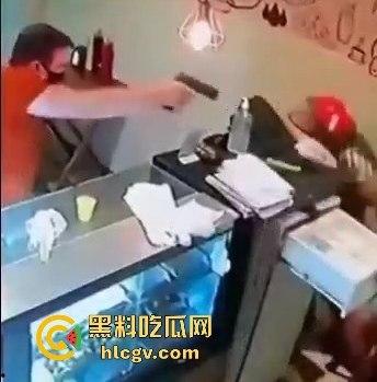 菲律宾夫妇餐厅武装抢劫，遇上下班警察！男子被当场击毙，抢劫计划瞬间翻车！-7