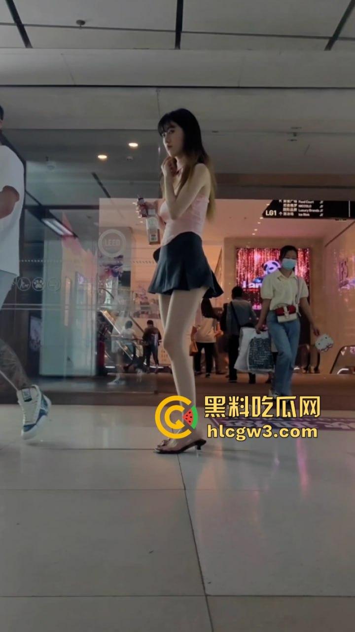 超短裙抄底合集!骚妹超短裤出门不穿安全裤 半拉屁股暴露在外 粉嫩逼缝清晰可见-9