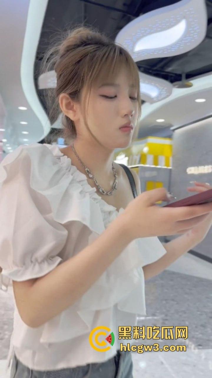 超短裙抄底合集!骚妹超短裤出门不穿安全裤 半拉屁股暴露在外 粉嫩逼缝清晰可见-15