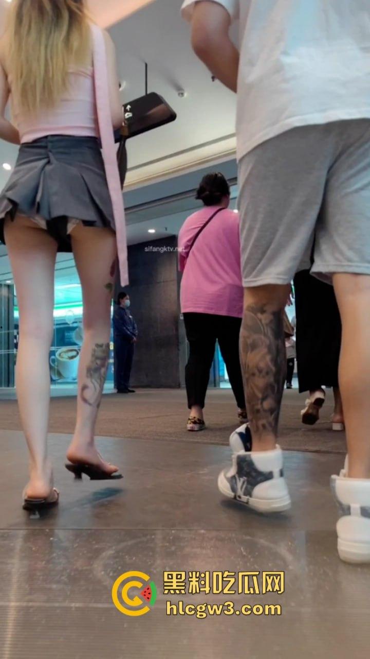 超短裙抄底合集!骚妹超短裤出门不穿安全裤 半拉屁股暴露在外 粉嫩逼缝清晰可见-24