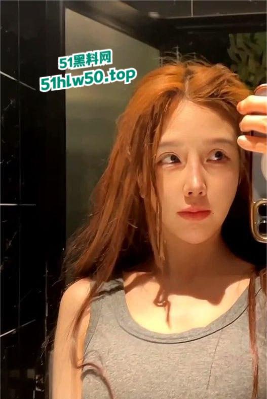 抖音小网红变身高级鸡，黑龙江高端外围一男戏三凤，黑丝开裆裤随便抽插另类刺激!-5