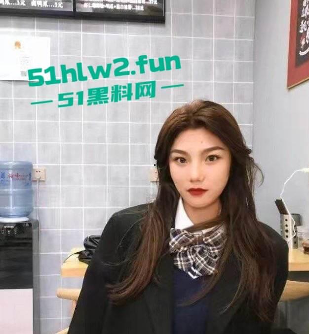 广东潮州研究生学姐【苗蒽熙】团建旅游变淫乱现场，看到大屌就爱不释手，深喉舔得口水横流，被后入操得表情销魂！-1