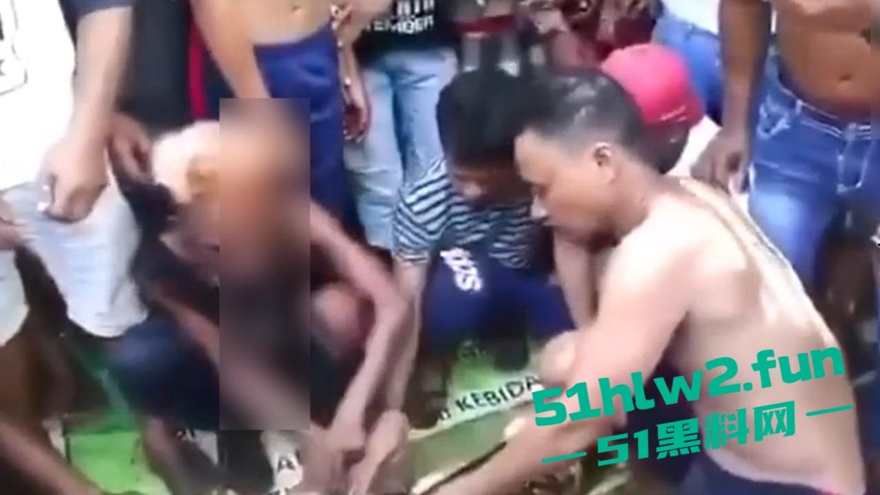 印尼猎奇事件，一妇女在回家途中遭蟒蛇袭击，将其缠绕致死后将妇女吞入腹中被村民发现将蟒蛇打死。-7