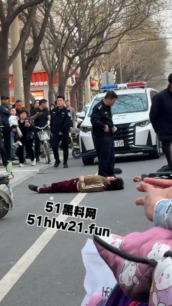 当兵16年后回家先放倒爹妈，河北鸡泽男子为跟小三淫混暴打自己亲生父母，警察面前还放不下拳头。-3