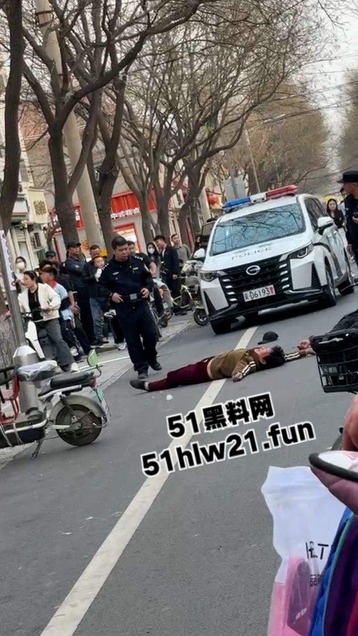 当兵16年后回家先放倒爹妈，河北鸡泽男子为跟小三淫混暴打自己亲生父母，警察面前还放不下拳头。-4