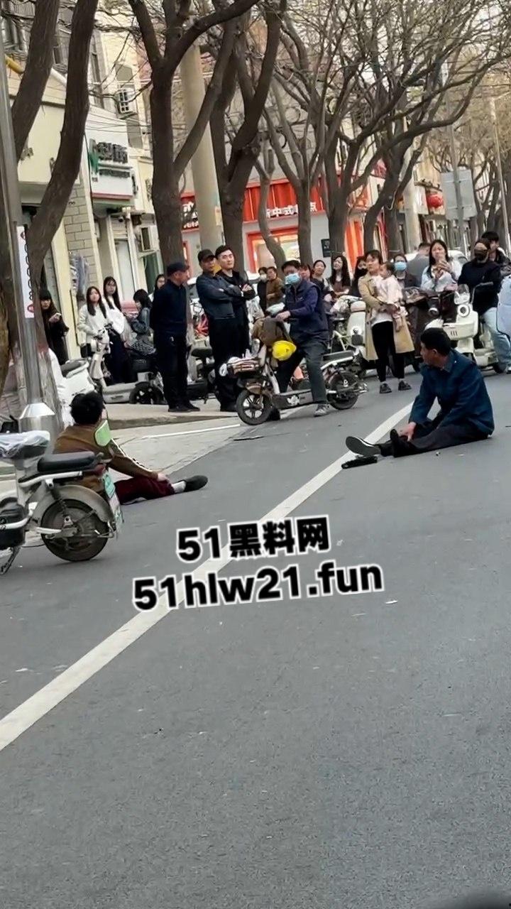 当兵16年后回家先放倒爹妈，河北鸡泽男子为跟小三淫混暴打自己亲生父母，警察面前还放不下拳头。-6