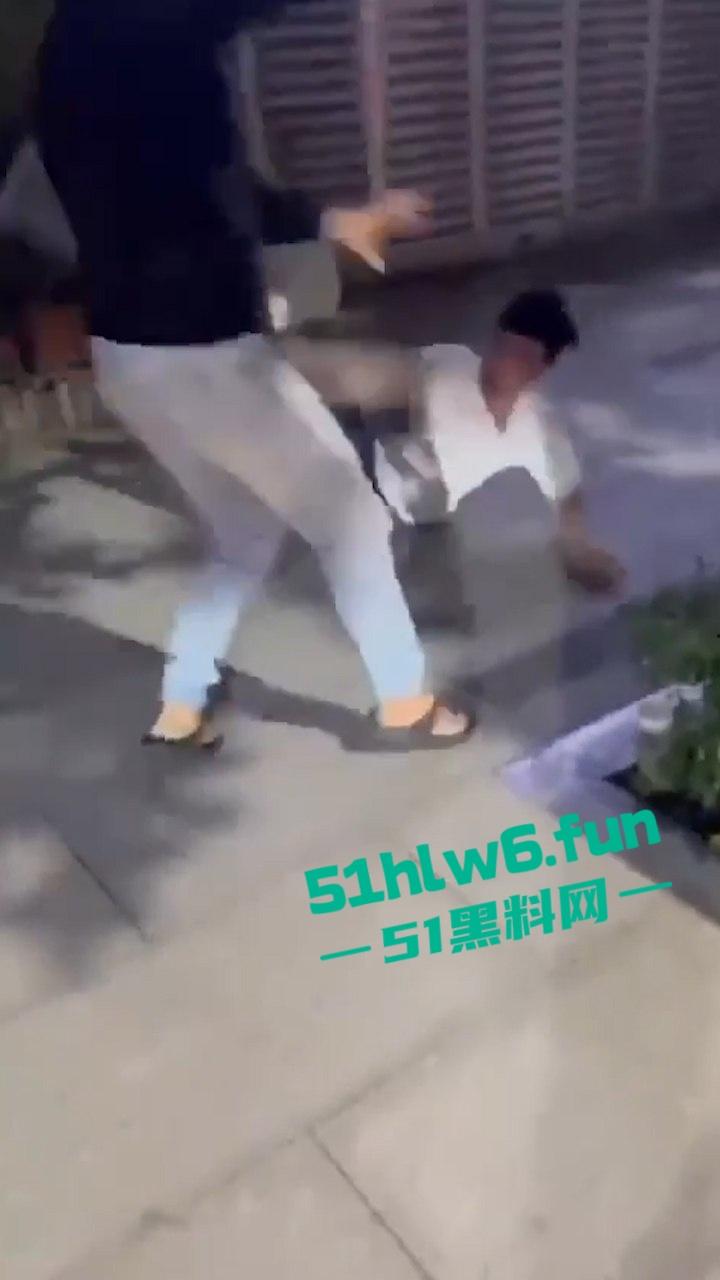 四川成都街头一男子遭多人围攻被砍数刀，血腥仇杀场面比电影还精彩。-5