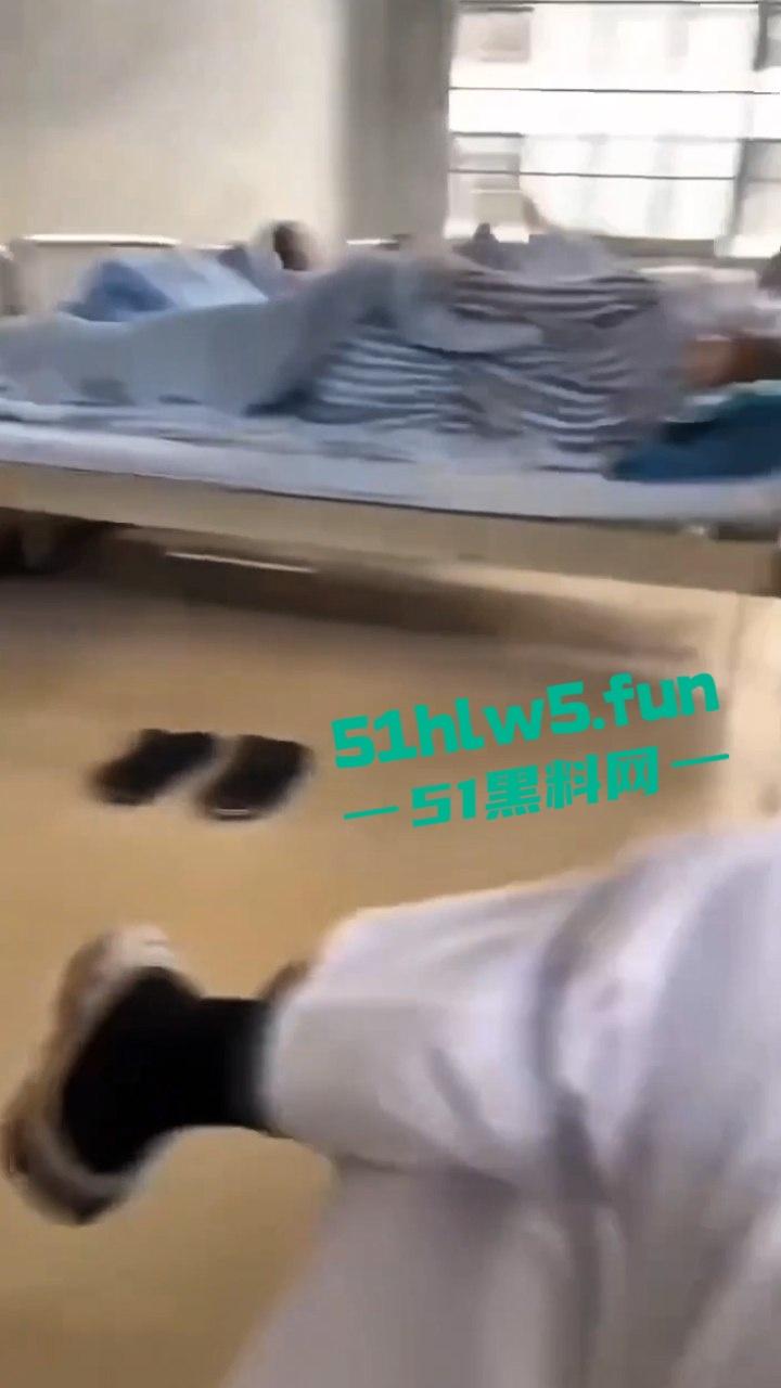 实拍精神病院内部，高墙、铁窗、监控摄像头。真实的牢笼的样子就是另一种类的监狱。-3