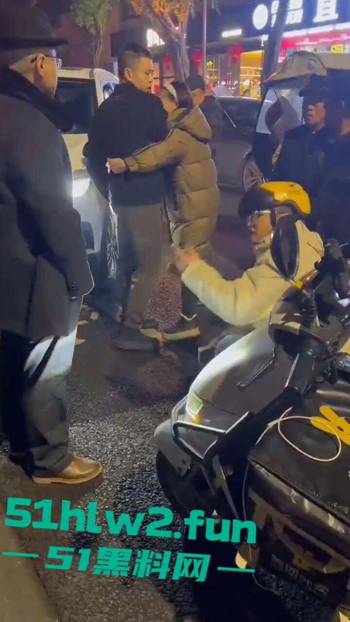 四川乐山奇葩男女，开个破吉利撞到外卖员下车辱骂对方，称自己是有钱人这逼装的能给满分。-1