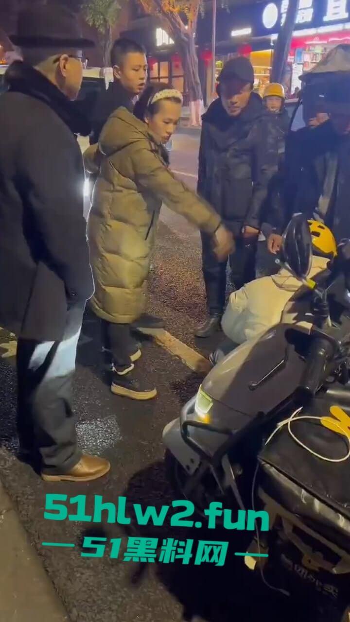 四川乐山奇葩男女，开个破吉利撞到外卖员下车辱骂对方，称自己是有钱人这逼装的能给满分。-2