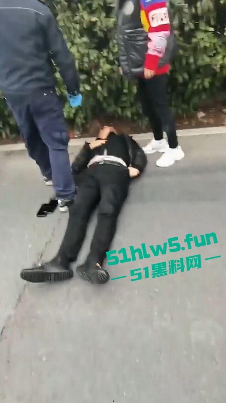 苏州出轨大妈偷会情夫，被儿子开路虎狂追别停，秃头情夫被当街暴打小命归西。-4