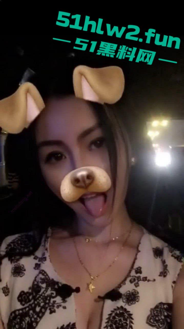 重庆骚人妻【刘霞】裸聊自慰，约炮酒店大战，骚逼掰开还是粉嫩的，就是开口大了点，估计是操多了！-8