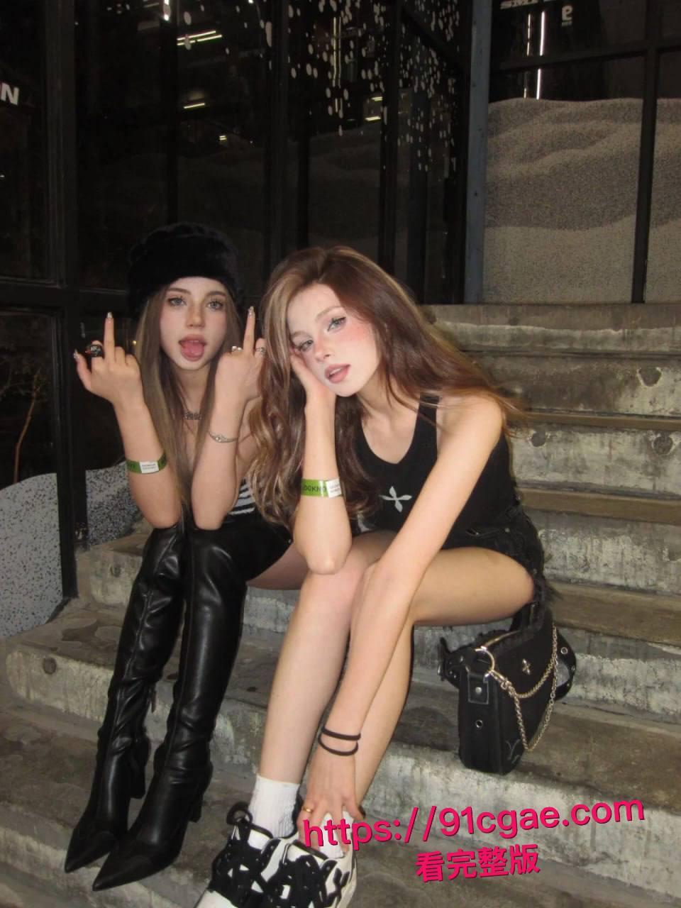 欧美巨乳女神双飞狂欢!两个大学生奶牛双姝内射喷汁,边抠边操操不过来,精液灌满骚穴!-6