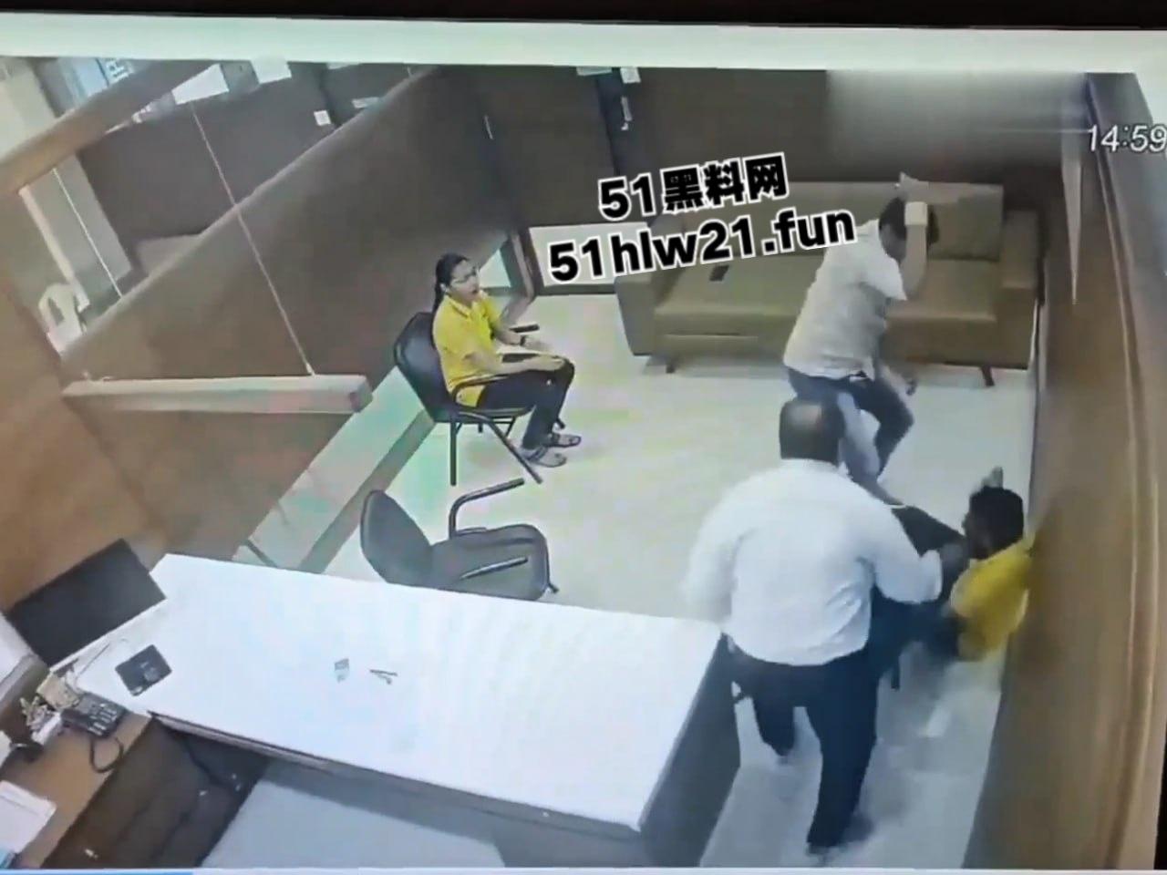 印度保险公司杀人案,男子母亲生病住院找医保公司报销,结果各种理由推脱遭男子持刀猛捅。-1