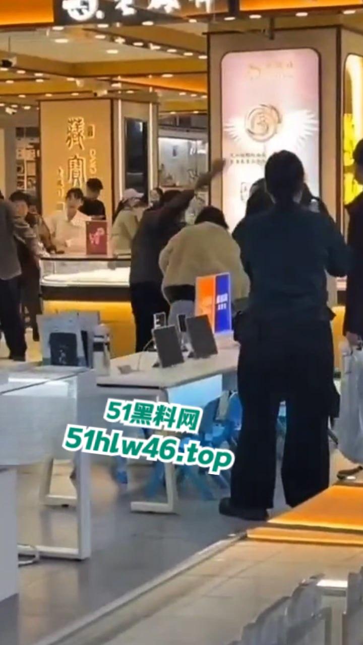 河北衡水捉奸现场，信誉楼老凤祥女店长和有钱客人发展地下恋情，原配妻子捉奸当场爆揍。-4