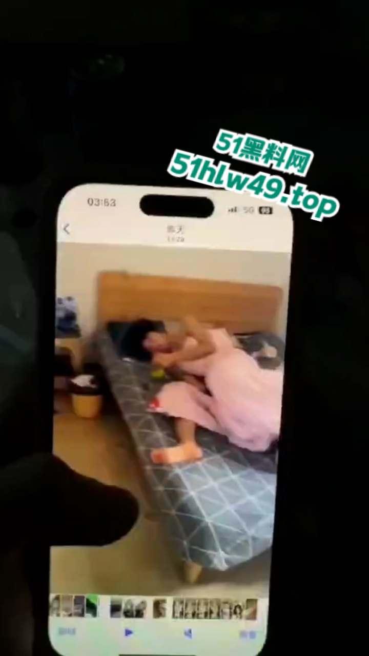 重庆女网红【玲乃酱】装处女欺骗老实男，当鸡上瘾恋爱期间还背着男友卖逼赚钱。-7