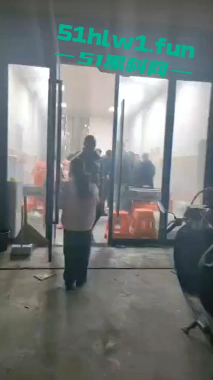 臭棋篓子太没牌品！男子打麻将被自摸胡牌 记恨对家没有碰 愤而打砸麻将馆！-1