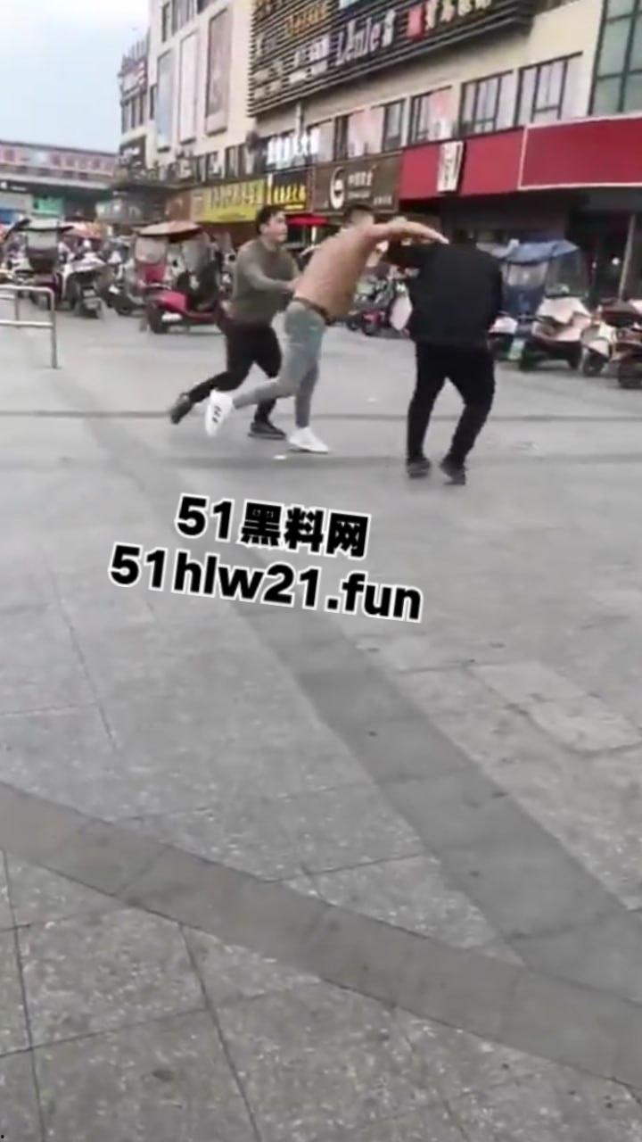 浙江绍兴大唐街道大润发超市门外，发生持刀伤人恶性事件，多名男子浑身是血倒地不起，行凶者疑似报复社会。-6