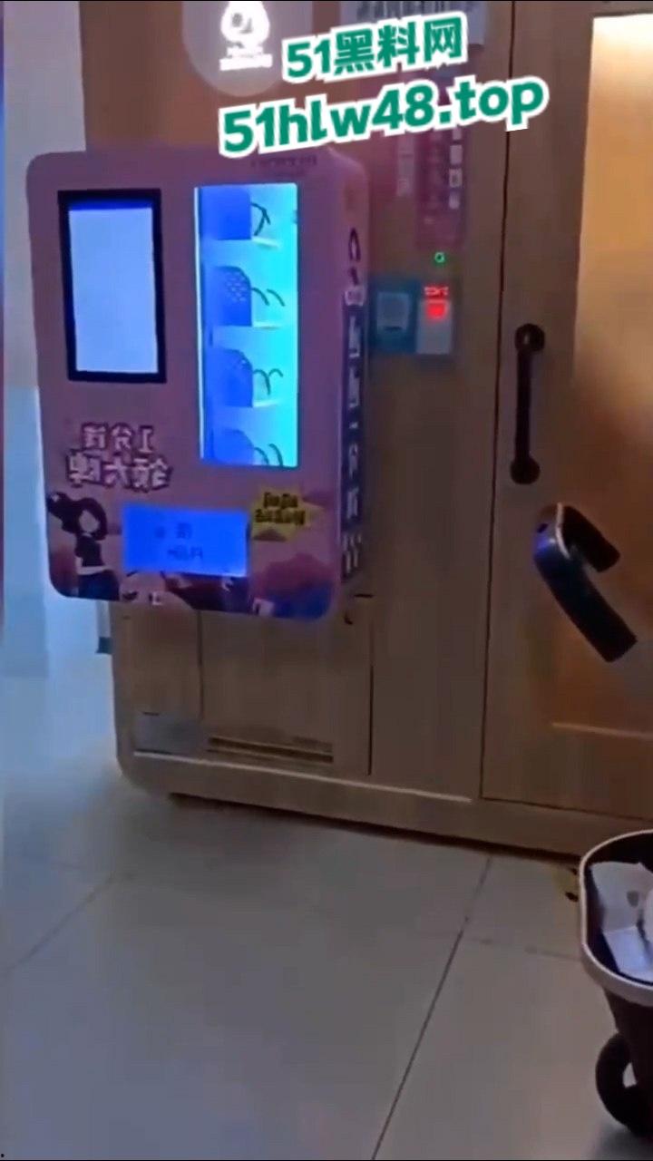 成都金牛区妇幼保健院的不雅事件，透明玻璃暴露两个淫荡男女在母婴室里操逼的行径，引发网友们热议！-5