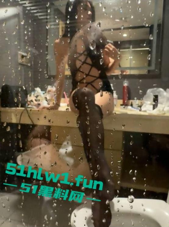 广东岭南职业技术学院，清远校区陪游陪睡母狗【陈佳怡】抖音【一直丸】又被爆约炮视频。-1