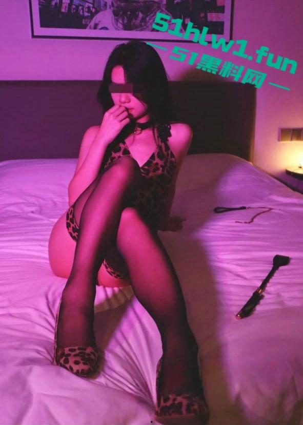 广东岭南职业技术学院，清远校区陪游陪睡母狗【陈佳怡】抖音【一直丸】又被爆约炮视频。-3