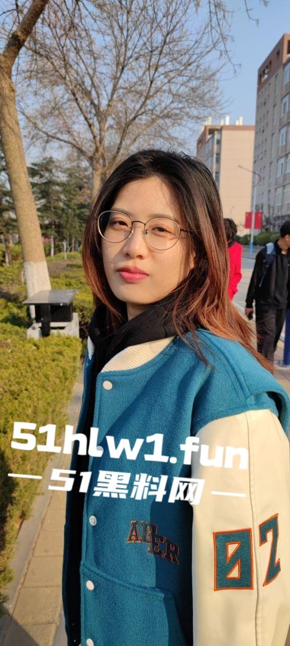 网友投稿高颜值反差眼镜妹，戴眼镜是御姐，穿黑丝成少妇，做爱表情直接封神！-2