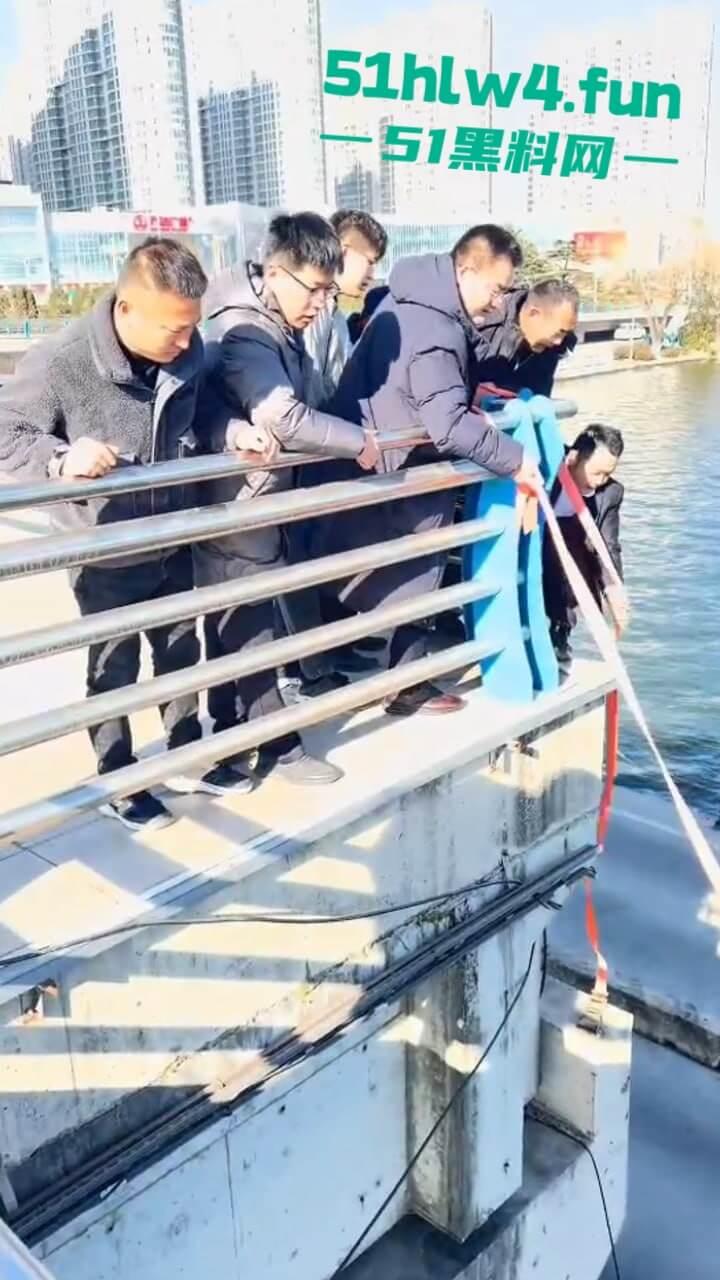 山东临沂跳桥事件，男子因分手想不开跳河自杀被英勇大叔救下，大叔跳下去那一刻真帅。-2