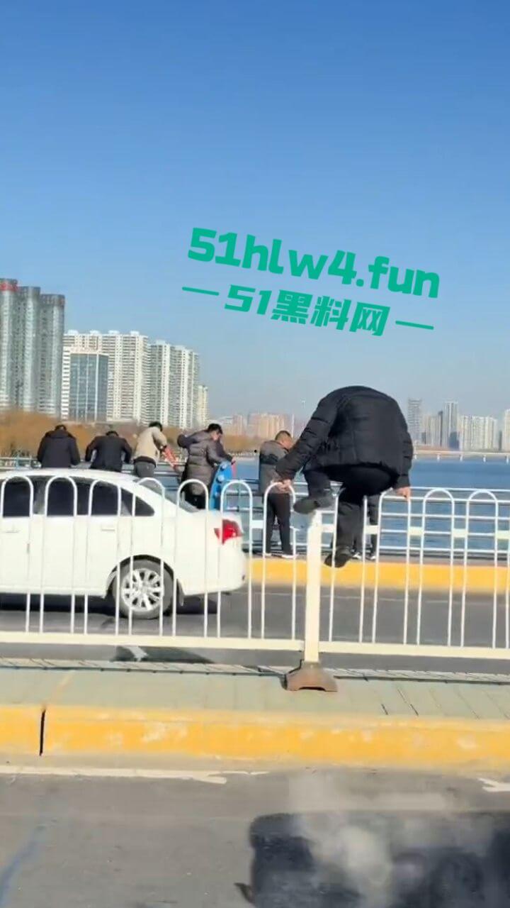 山东临沂跳桥事件，男子因分手想不开跳河自杀被英勇大叔救下，大叔跳下去那一刻真帅。-6