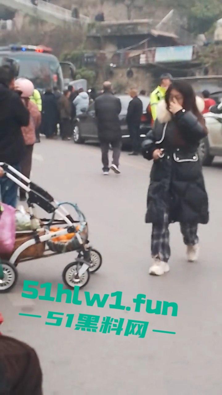 四川宜宾警方扫黄端掉一窝骚鸡，女大学生沦落风尘，众人围观快来看谁的女朋友赫然在列？-2