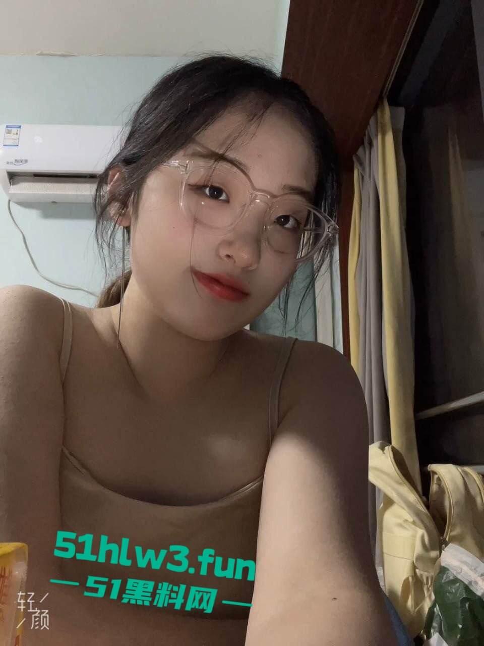 高颜值眼镜母狗【任梓欣】极品身材长腿反差婊,表面女神私下母狗被大屌主人拿下彻底沦为性奴。-4