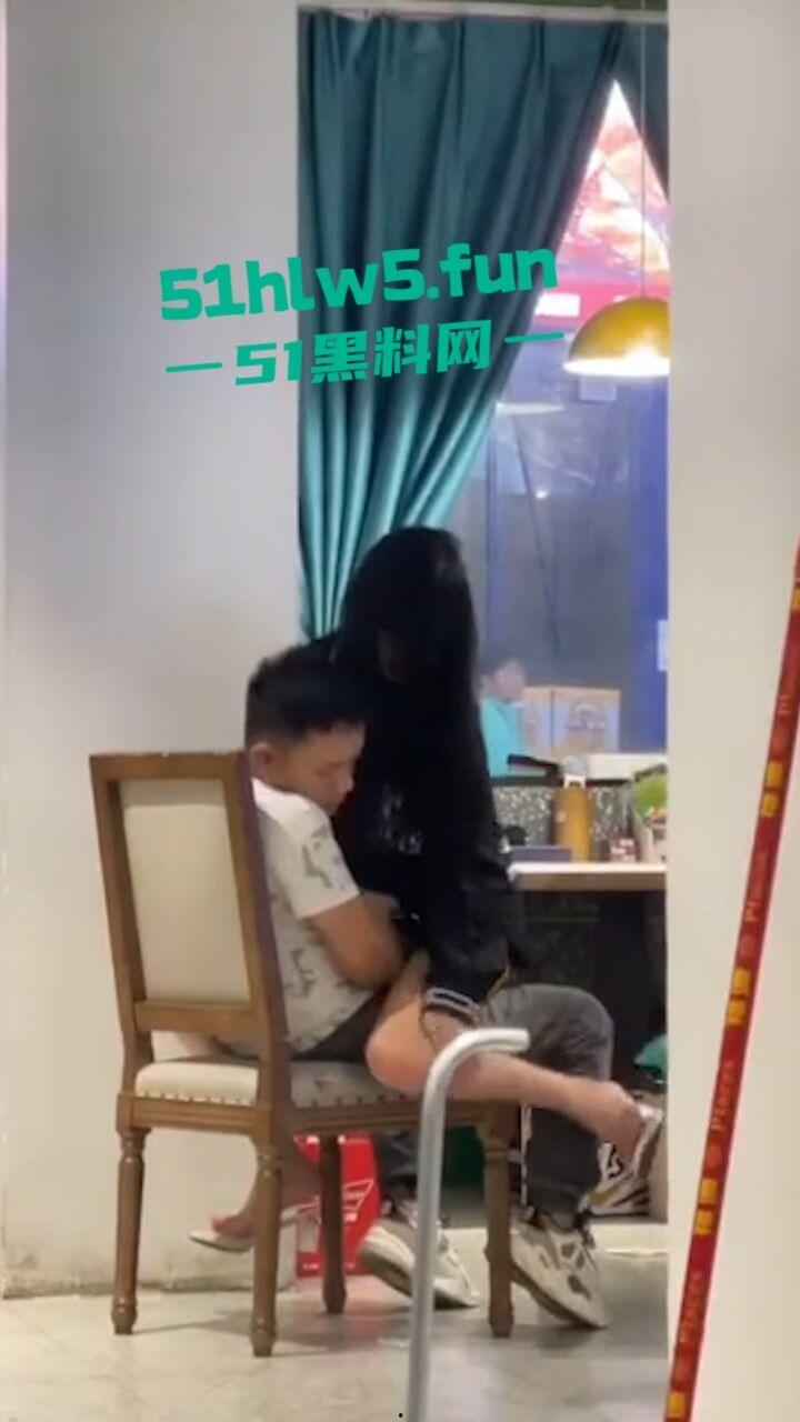 监控实拍!户外激情老玩家大庭广众之下直接啪啪,公共场所直接兽欲大发控制不住发泄。-1