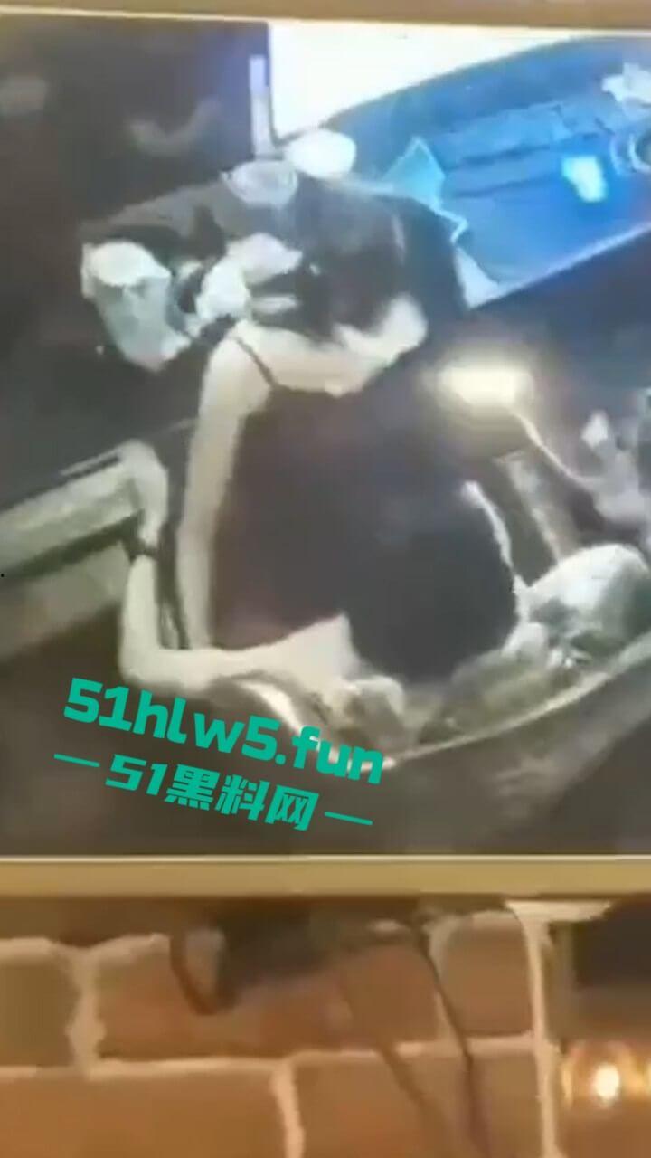 监控实拍!户外激情老玩家大庭广众之下直接啪啪,公共场所直接兽欲大发控制不住发泄。-3