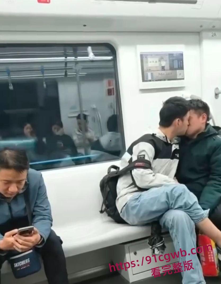 地铁上一对男同gay激吻狂秀恩爱 两男人舌头纠缠缠绵 身体紧贴互相摩擦 大庭广众下肆无忌惮-7