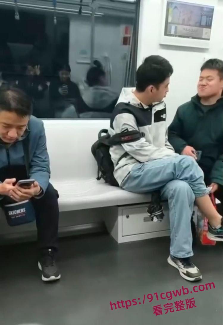 地铁上一对男同gay激吻狂秀恩爱 两男人舌头纠缠缠绵 身体紧贴互相摩擦 大庭广众下肆无忌惮-9