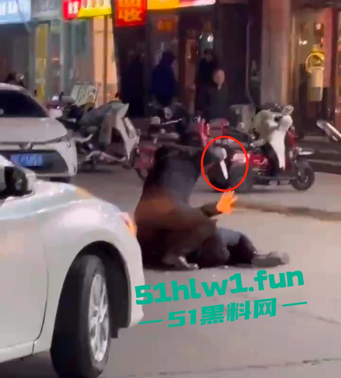 河北三河市街头刀仔，上上城三季小区附近，一男子持刀当街行凶，受害人撕心裂肺惨叫，周围无人敢上前援救。-1