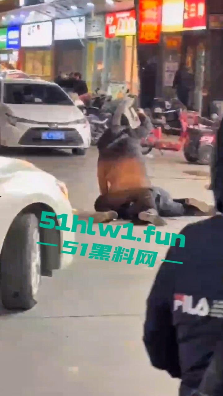 河北三河市街头刀仔，上上城三季小区附近，一男子持刀当街行凶，受害人撕心裂肺惨叫，周围无人敢上前援救。-4