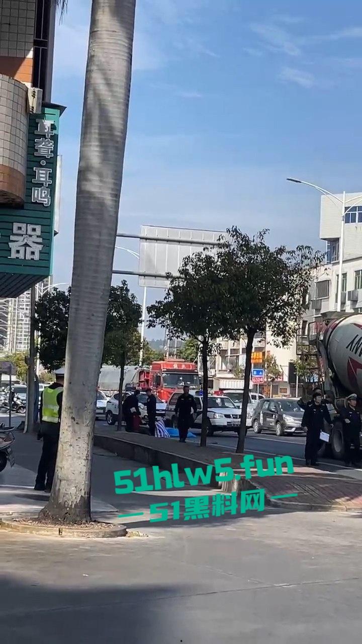 汕头市突发惨烈车祸！妙龄妹遭渣土车碾压头而过当场爆浆，场面惨不忍睹。-1