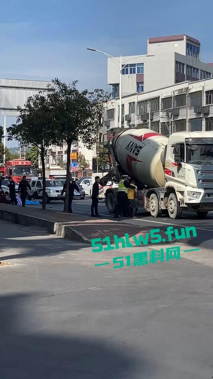 汕头市突发惨烈车祸！妙龄妹遭渣土车碾压头而过当场爆浆，场面惨不忍睹。-5