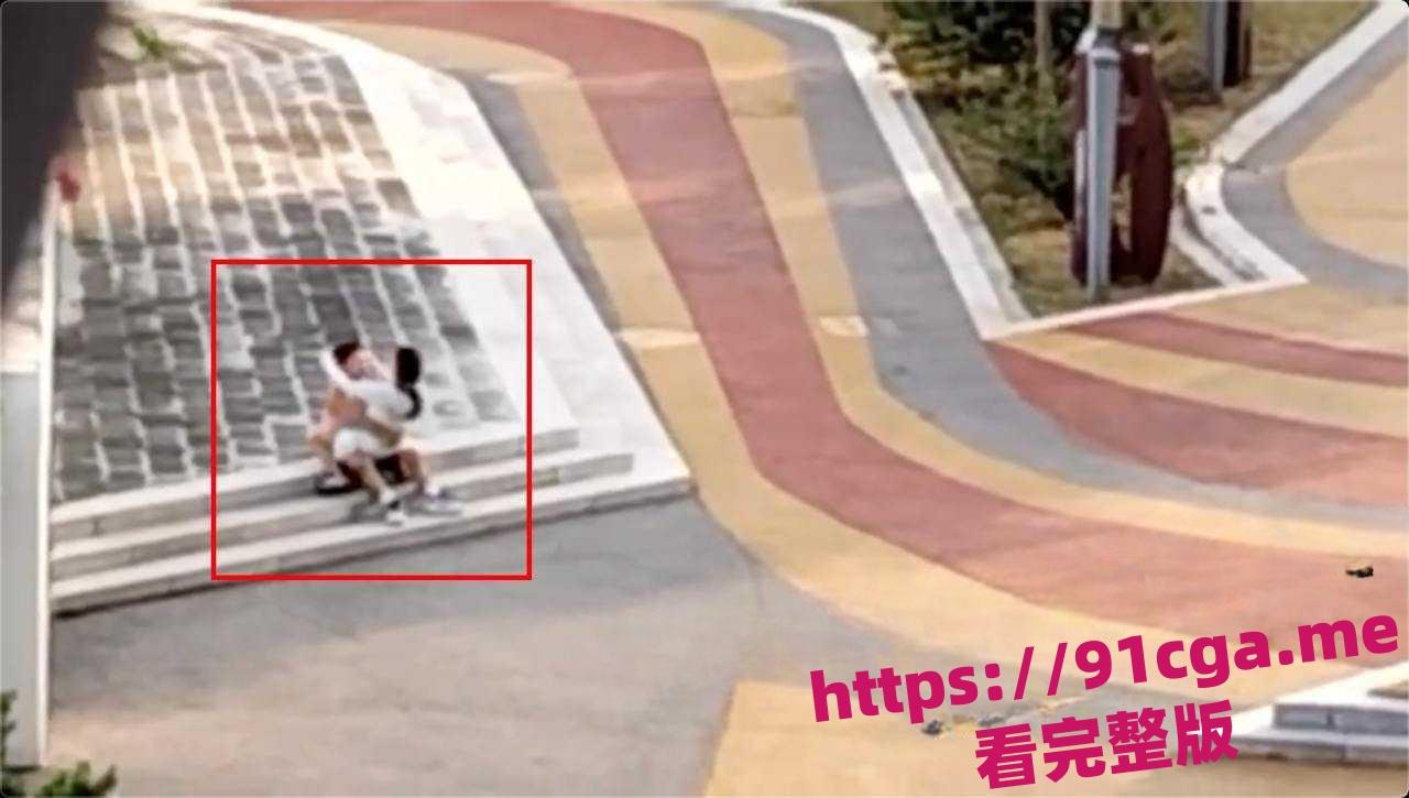 云南红河学院火爆全网 一情侣大白天在校内操场玩上位操逼被拍！-5