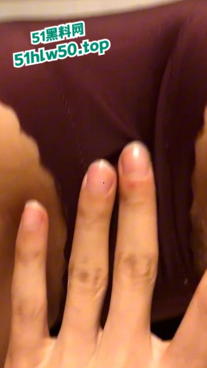 湖南辣妹子【韩亚超】脚踏两条船,交往三年的绿帽男被踹后一气之下,全网曝光两人性爱视频!-3