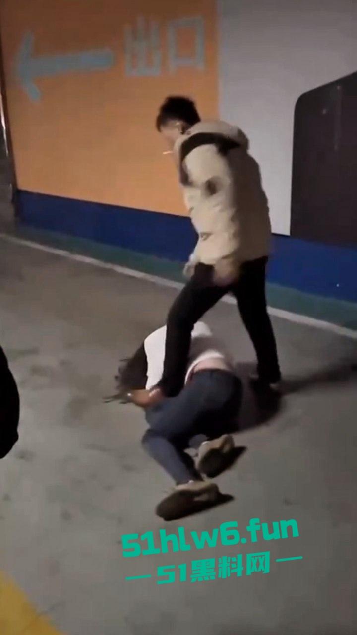 地下停车场捉奸，女子联合亲友抓小三当场逮住老公和小三亲热，将两人围堵殴打，妻子和带来的人已经被刑拘。-8