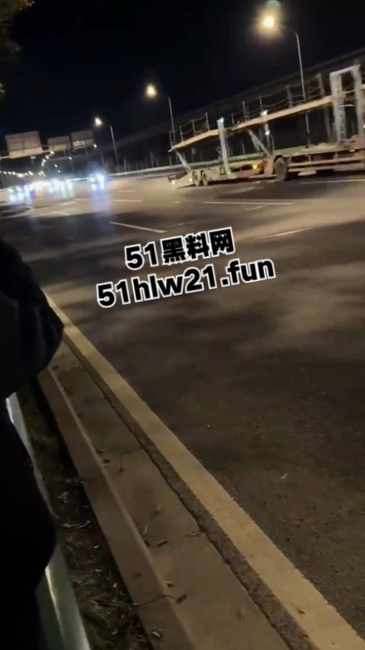上海3人搭顺风车去江苏,半路竟被司机恶意加价,拒绝司机加价后竟被丢在高速上司机称钱没到位!-2