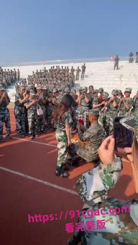 教官跪地表白女大学生抱住猛亲 相识不到半个月 成功忽悠单纯小女生！-3